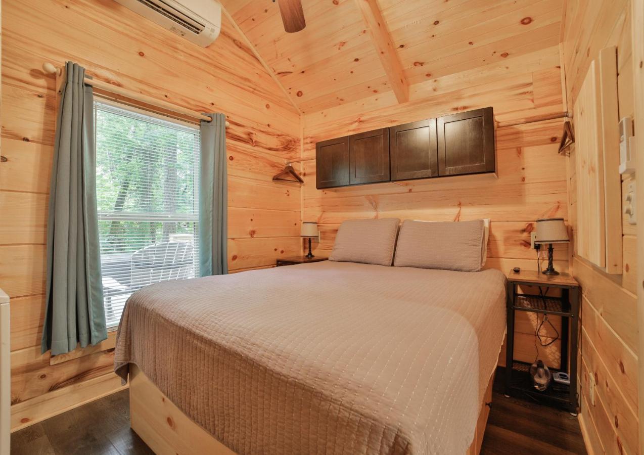 Thomas Cabin Forest Tiny Cabin With Hot Tub 查塔努加 外观 照片
