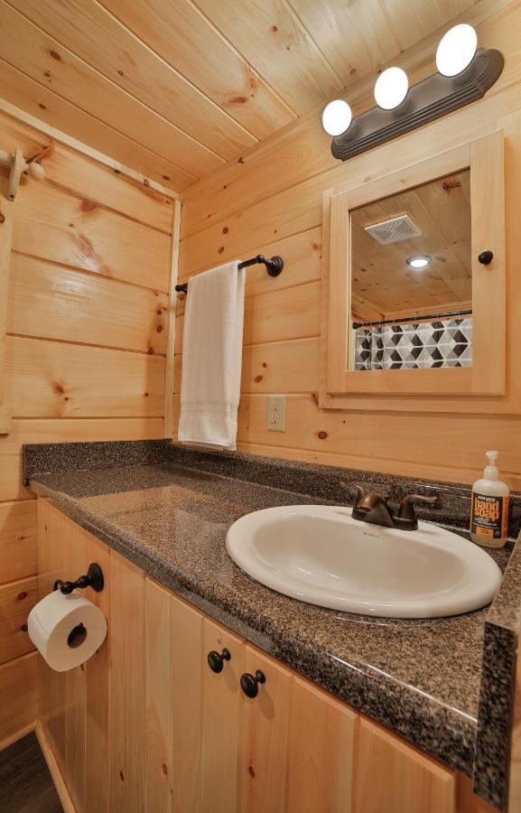 Thomas Cabin Forest Tiny Cabin With Hot Tub 查塔努加 外观 照片